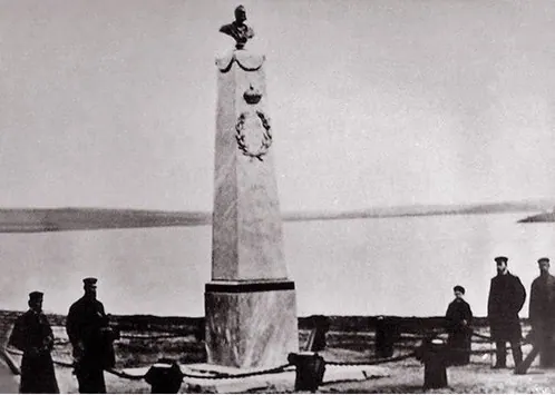 Памятник воспитанникам Нижнеисетского детского дома