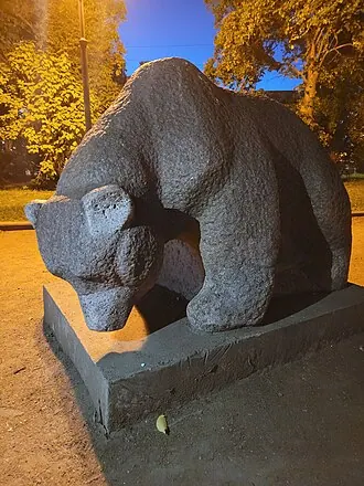 Медведь (скульптура в Треугольном сквере)