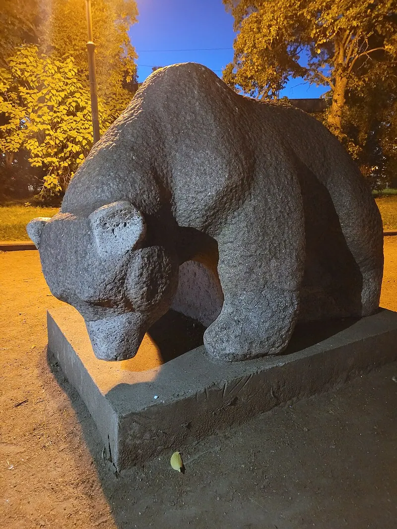 Медведь (скульптура в Треугольном сквере)