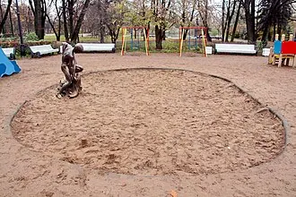 Мальчик, вытаскивающий рыбу (Санкт-Петербург)