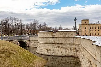 Бастионная стена с двумя бастионами, рвом и четырьмя мостами