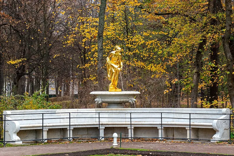 Фонтаны мраморных скамей