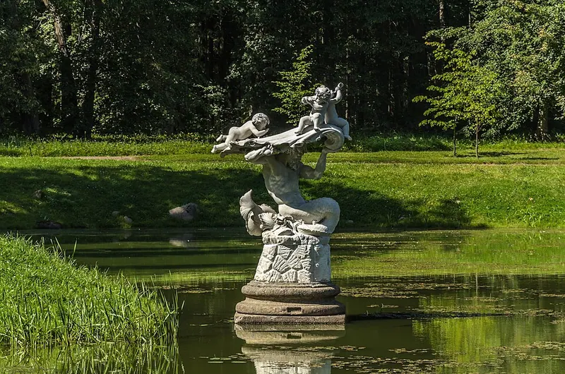 Тритон, спасающий детей-амуров