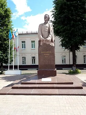 Памятник Владимиру Ульянову — гимназисту (Ульяновск)