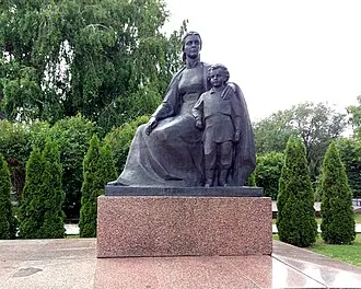 М. А. Ульянова с сыном Володей (памятник)