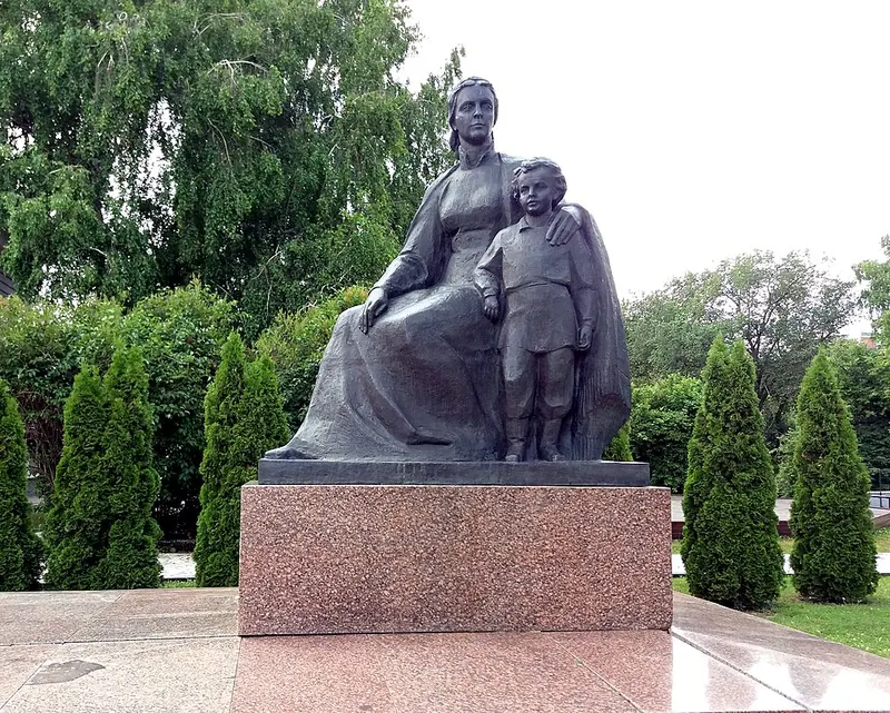 М. А. Ульянова с сыном Володей (памятник)