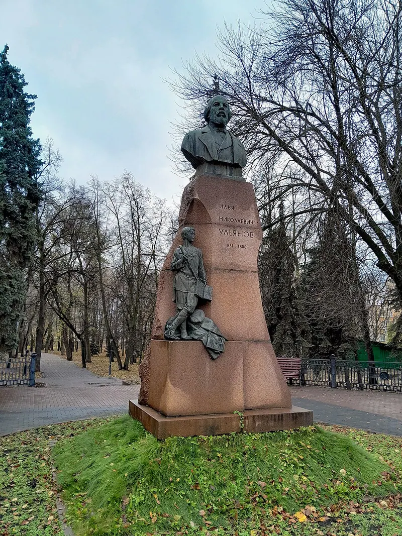 Памятник И. Н. Ульянову (Ульяновск)