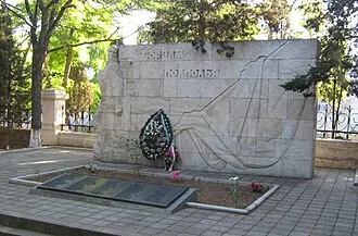 Братская могила подпольщиков на кладбище Коммунаров
