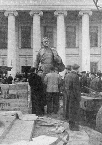 Памятник студенту Володе Ульянову (Казань) — фото 2