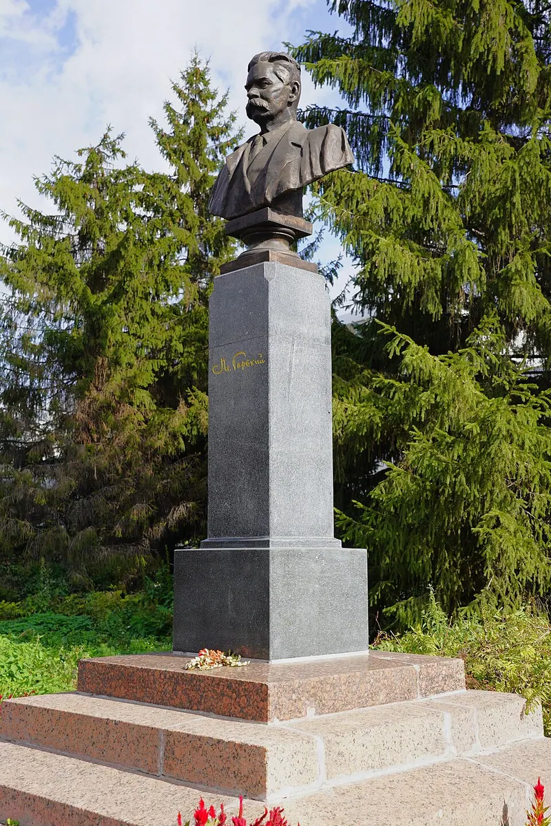 Памятники Максиму Горькому в Казани