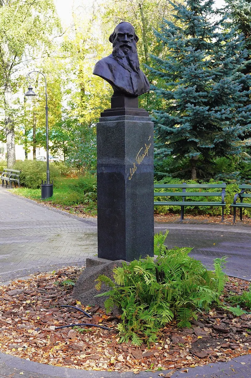 Памятник-бюст Льву Толстому (Казань)