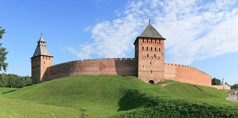 Прясло стены Новгородского Кремля между Дворцовой и Спасской башнями