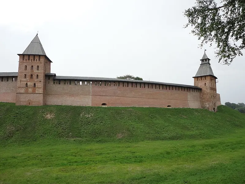 Прясло стены Новгородского Кремля между Княжой и Спасской башнями