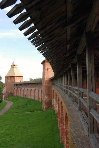 Прясло стены Новгородского Кремля между Княжой и Спасской башнями — фото 3