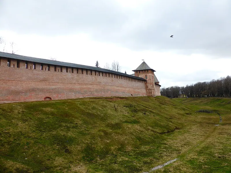 Прясло стены Новгородского Кремля между Воскресенской аркой и Златоустовской башней
