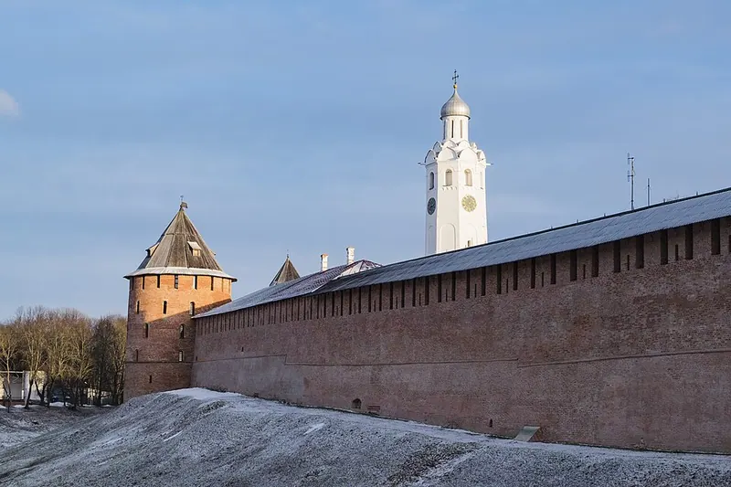 Прясло стены Новгородского Кремля между Митрополичьей башней и Воскресенской аркой