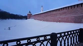 Прясло стены Новгородского Кремля между Митрополичьей башней и Воскресенской аркой — фото 3