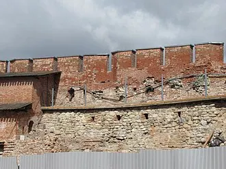 Прясло стены Новгородского Кремля между Фёдоровской и Митрополичьей башнями