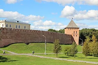 Прясло стены Новгородского Кремля между Пречистенской аркой и Владимирской башней с Тайничными (Кукуйскими) воротами