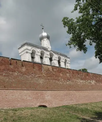 Прясло стены Новгородского Кремля между Пречистенской аркой и Владимирской башней с Тайничными (Кукуйскими) воротами — фото 3