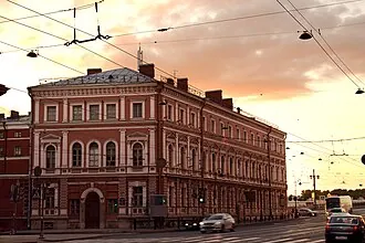 Здание офицерских казарм лейб-гвардии 1-й Артиллерийской бригады с кирпичной оградой