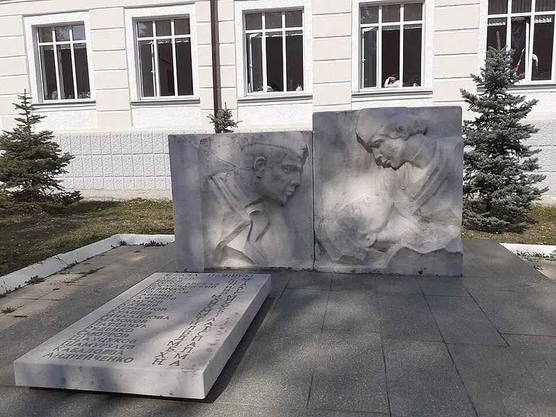 Памятник преподавателям и учащимся медучилища, погибшим в годы Великой Отечественной войны
