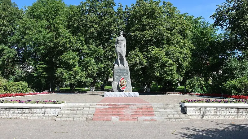 Памятник Клавдии Назаровой