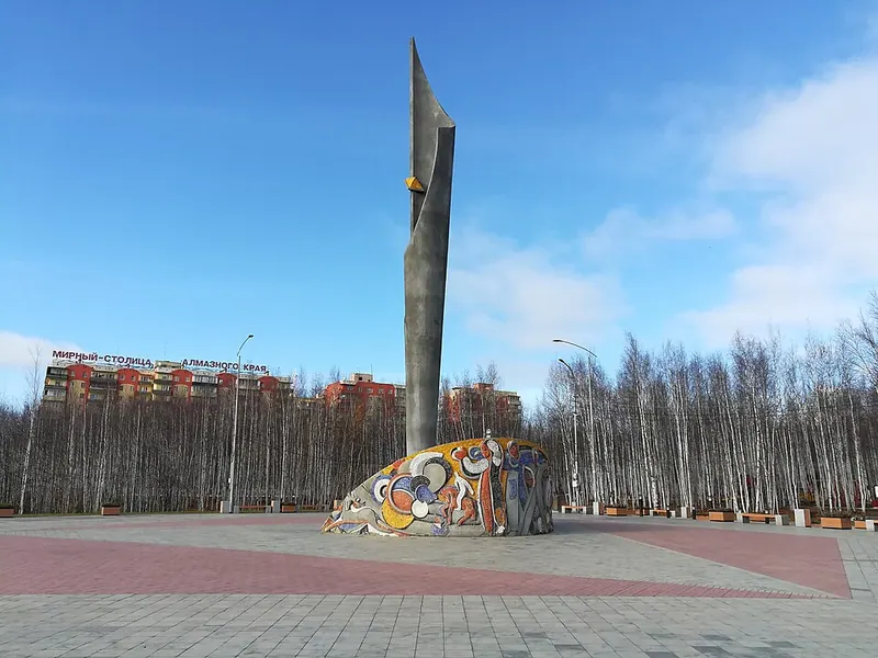 Памятник первооткрывателям алмазной трубки «Мир»