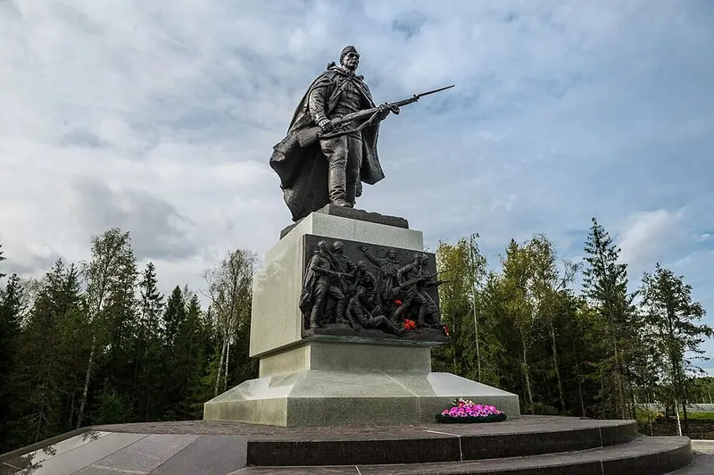 Памятник «Погибшим при защите Отечества»