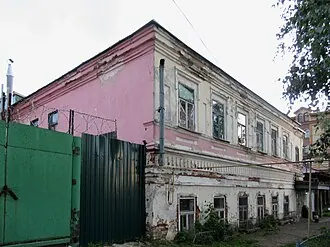 Каменное двухэтажное здание бывшего общежития духовного училища