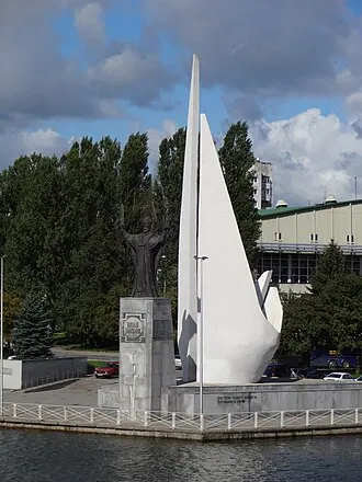 Памятник рыбакам и памятник Николаю Чудотворцу