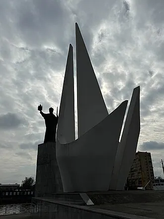 Памятник рыбакам и памятник Николаю Чудотворцу — фото 3