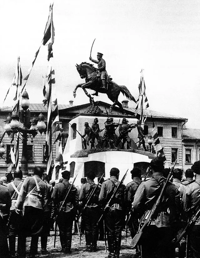 Памятник Юрию Долгорукому