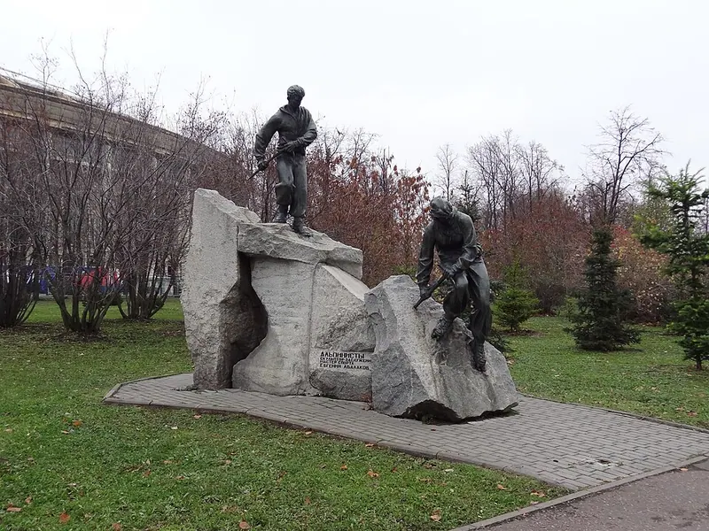 Памятник альпинистам