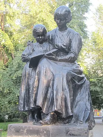 Памятник первой учительнице (Саратов)