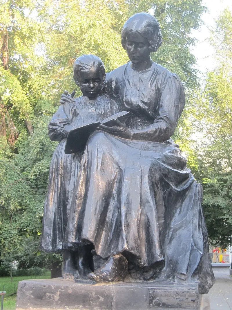 Памятник первой учительнице (Саратов)