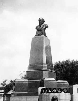 Памятник Чернышевскому (Саратов, площадь Чернышевского)