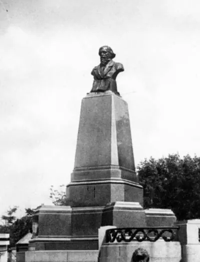 Памятник Чернышевскому (Саратов, площадь Чернышевского)