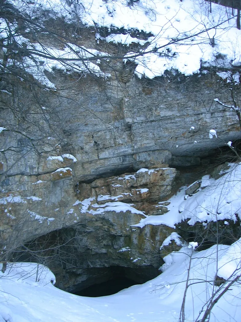 Ыласын (пещера)