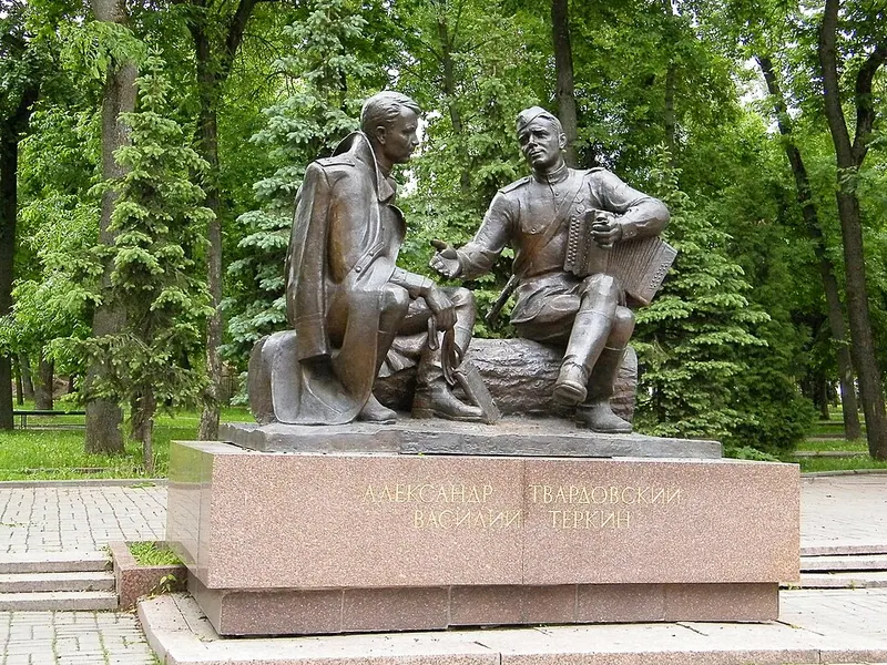 Памятник Александру Твардовскому и Василию Тёркину