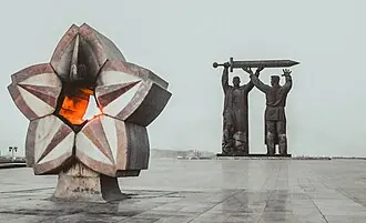 Тыл — фронту (монумент)