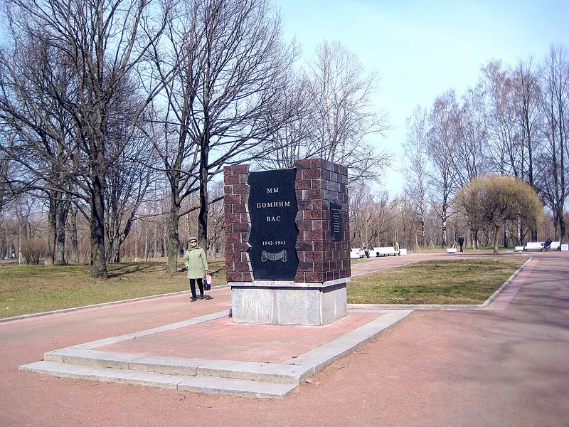 Мемориальная аллея Памяти в Московском парке Победы Санкт-Петербурга