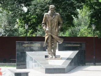 Памятник Платонову
