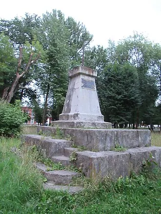 Памятник Ленину во дворе Пролетарки