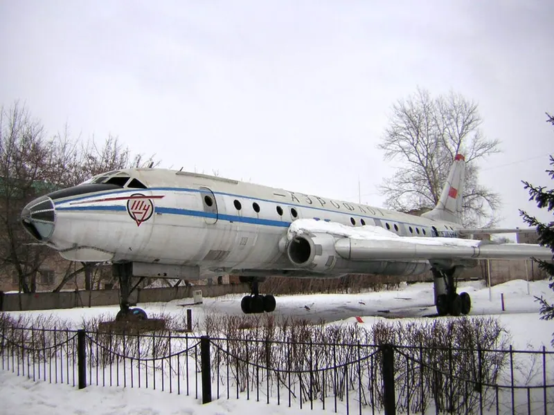 Памятник самолёту Ту-104 (Ишимбай)