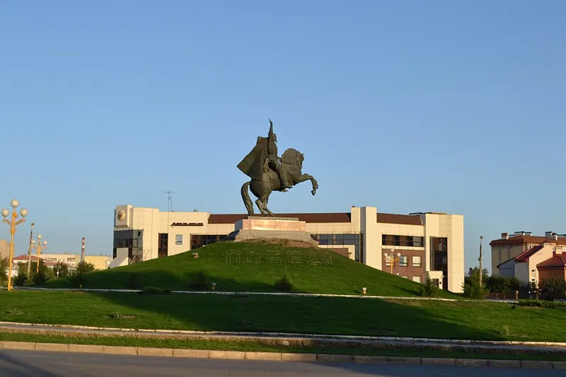 Памятник Оке Городовикову (Элиста)