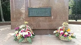 Памятник Текутьеву — фото 3