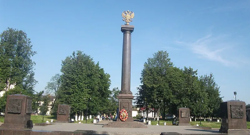 Стела «Город воинской славы» (Луга)