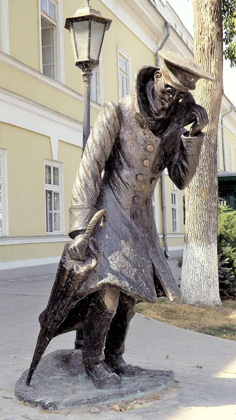 Человек в футляре (скульптурная композиция)