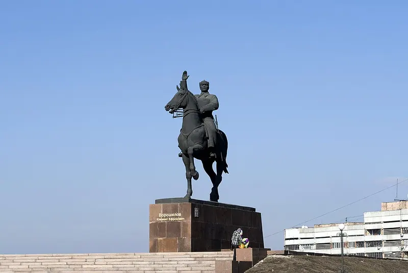 Памятник Клименту Ворошилову (Луганск)